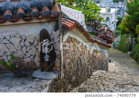 沿著鵝卵石斜坡和美麗的牆壁漫步 74090779