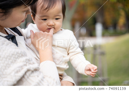 寶寶不小心吞下葉子 寶寶不小心吞下葉子 74091139