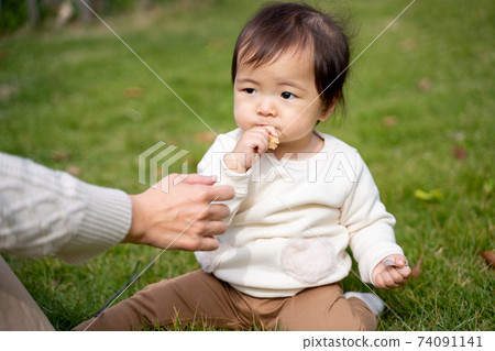 寶寶不小心吞下葉子 寶寶不小心吞下葉子 74091141