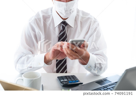 在遠程辦公期間用智能手機上網的智能手機商人 在遠程辦公期間用智能手機上網的智能手機商人 74091191