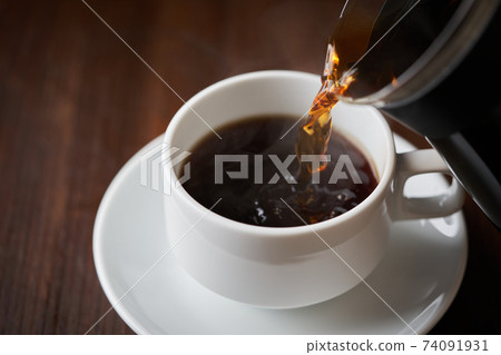 pour coffee into a cup 74091931