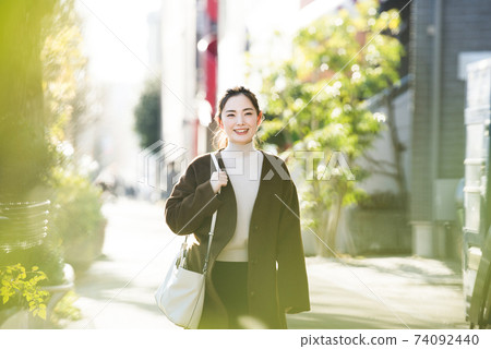 走在城市的一位小姐 走在城市的一位小姐 74092440