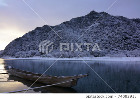 Nagara River before dawn on a snowy morning Nagara River before dawn on a snowy morning 74092913