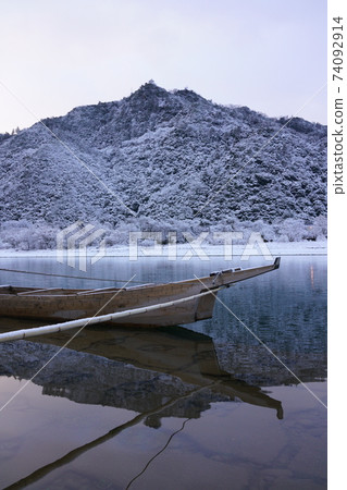 Nagara River before dawn on a snowy morning Nagara River before dawn on a snowy morning 74092914