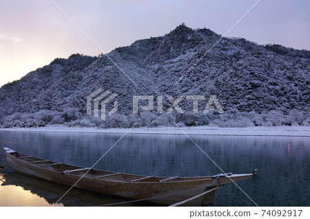 在一個下雪的早晨黎明前的長良河 在一個下雪的早晨黎明前的長良河 74092917
