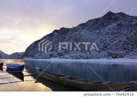 在一個下雪的早晨黎明前的長良河 在一個下雪的早晨黎明前的長良河 74092918