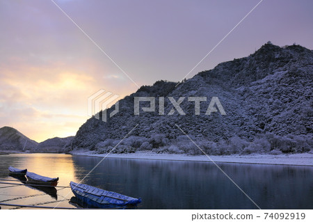 在一個下雪的早晨黎明前的長良河 在一個下雪的早晨黎明前的長良河 74092919