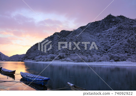 在一個下雪的早晨黎明前的長良河 在一個下雪的早晨黎明前的長良河 74092922