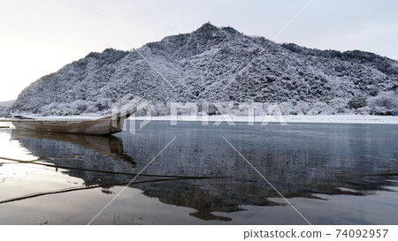 在下雪天在長良河上日出 74092957