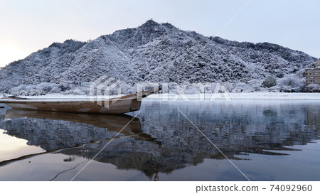 Around sunrise on the Nagara River on a snowy day 74092960