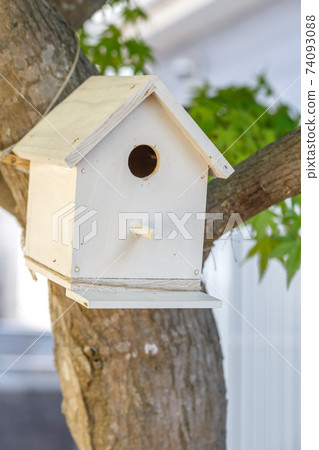 Bird's nesting box 74093088