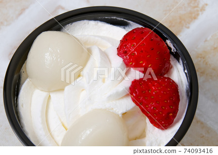Desserts, sweets, zenzai, Japanese sweets, raw Japanese sweets, shiratama, strawberries, strawberries, food Desserts, sweets, zenzai, Japanese sweets, raw Japanese sweets, shiratama, strawberries, strawberries, food 74093416