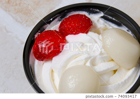 Desserts, sweets, zenzai, Japanese sweets, raw Japanese sweets, shiratama, strawberries, strawberries, food 74093417