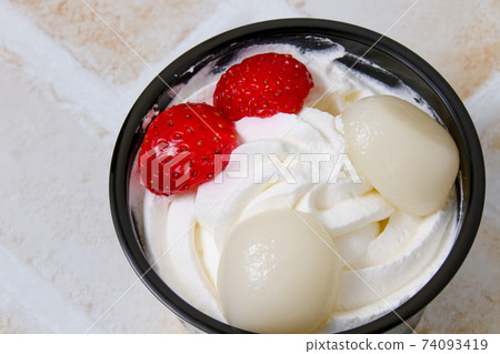 Desserts, sweets, zenzai, Japanese sweets, raw Japanese sweets, shiratama, strawberries, strawberries, food 74093419