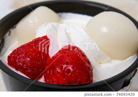 Desserts, sweets, zenzai, Japanese sweets, raw Japanese sweets, shiratama, strawberries, strawberries, food Desserts, sweets, zenzai, Japanese sweets, raw Japanese sweets, shiratama, strawberries, strawberries, food 74093420