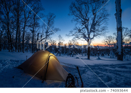 冬山雪山帳篷營地夜景 74093644
