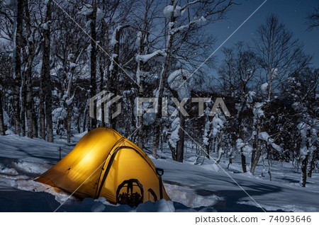 冬山雪山帳篷營地夜景 74093646