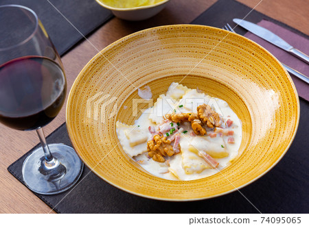 Raviolini pasta with goat cheese and walnuts Raviolini pasta with goat cheese and walnuts 74095065