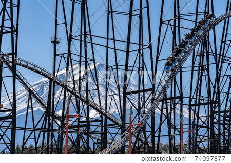 山梨縣富士吉田市的富士急高地和富士山 山梨縣富士吉田市的富士急高地和富士山 74097877