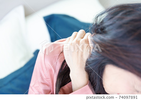 肩痛的女人 74097891