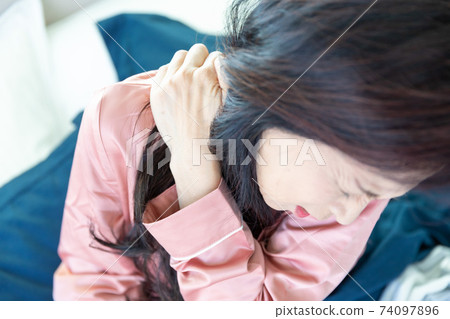 Woman with shoulder pain 74097896