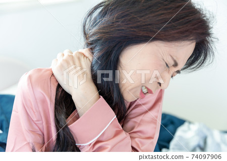 肩痛的女人 肩痛的女人 74097906