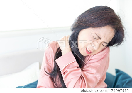 Woman with shoulder pain 74097911