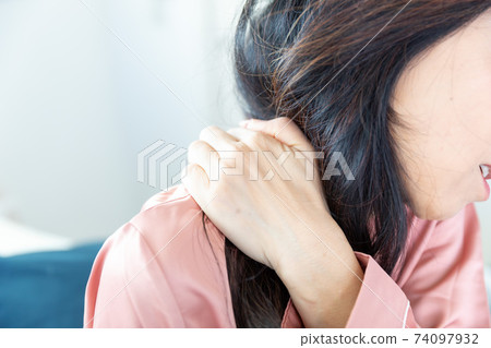 Woman with shoulder pain Woman with shoulder pain 74097932