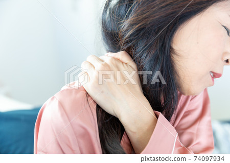Woman with shoulder pain Woman with shoulder pain 74097934