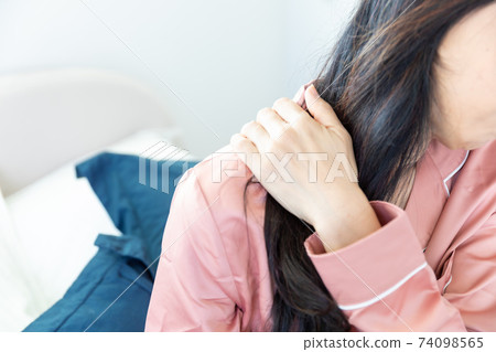 Woman with shoulder pain Woman with shoulder pain 74098565
