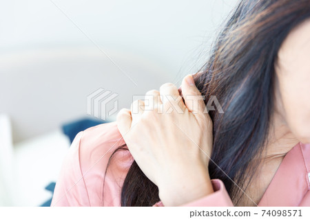 Woman with shoulder pain Woman with shoulder pain 74098571