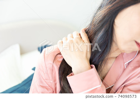Woman with shoulder pain Woman with shoulder pain 74098573