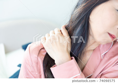Woman with shoulder pain Woman with shoulder pain 74098575