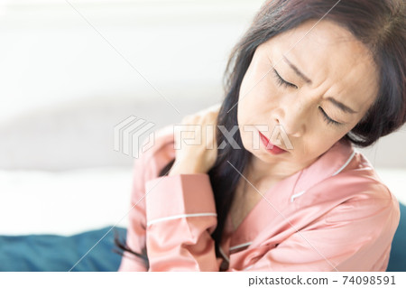 Woman with shoulder pain Woman with shoulder pain 74098591