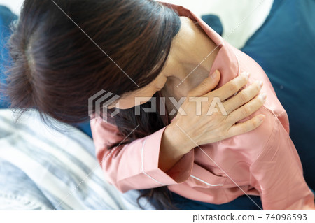 Woman with shoulder pain Woman with shoulder pain 74098593