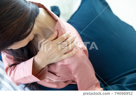 Woman with shoulder pain 74098952
