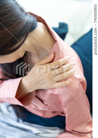 Woman with shoulder pain Woman with shoulder pain 74098960