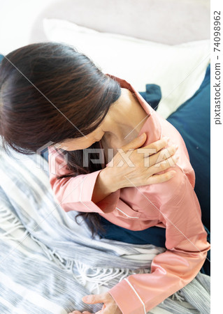 Woman with shoulder pain 74098962