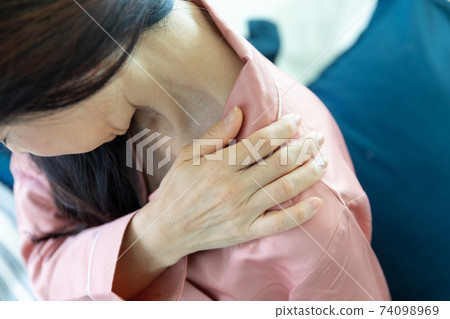 肩痛的女人 肩痛的女人 74098969