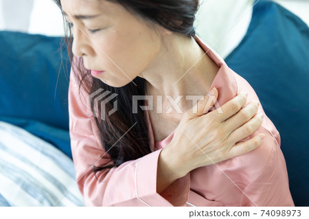 Woman with shoulder pain Woman with shoulder pain 74098973