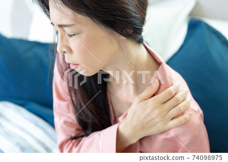 Woman with shoulder pain Woman with shoulder pain 74098975