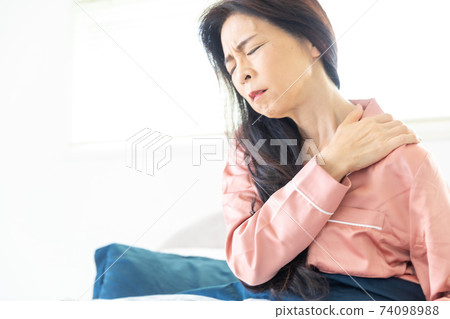 Woman with shoulder pain Woman with shoulder pain 74098988
