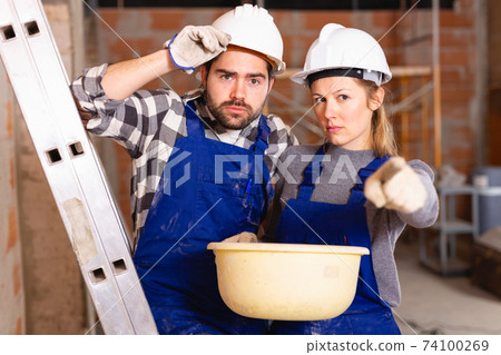 Foreman dissatisfied with quality of repair work of builder Foreman dissatisfied with quality of repair work of builder 74100269