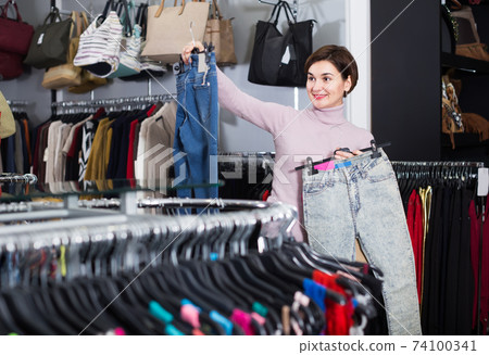 Shopper looking for comfortable jeans 74100341