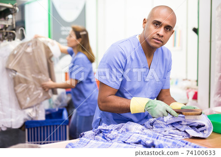 Portrait of laundry worker during daily work 74100633