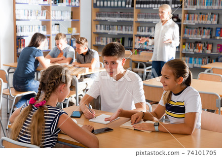 Teenage students working in groups 74101705