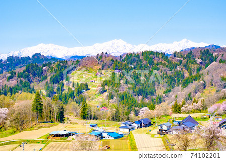 Spring mountain village scenery (Ogawa Village, Nagano Prefecture) 74102201