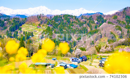 Spring mountain village scenery (Ogawa Village, Nagano Prefecture) 74102306