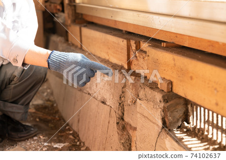 Architectural remodeling material 40-year-old house tilted foundation (rise) example 74102637
