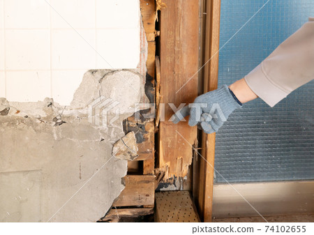 Architectural remodeling material 40-year-old house Example of bathroom floor rotten due to humidity 74102655